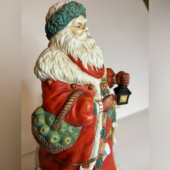HAND PAINTED MUSICAL SANTA "FATHER CHRISTMAS" - Picture 11 of 12